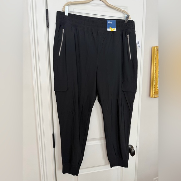 Old Navy Black Women's Sleektech Cargo Joggers - Picture 2 of 5